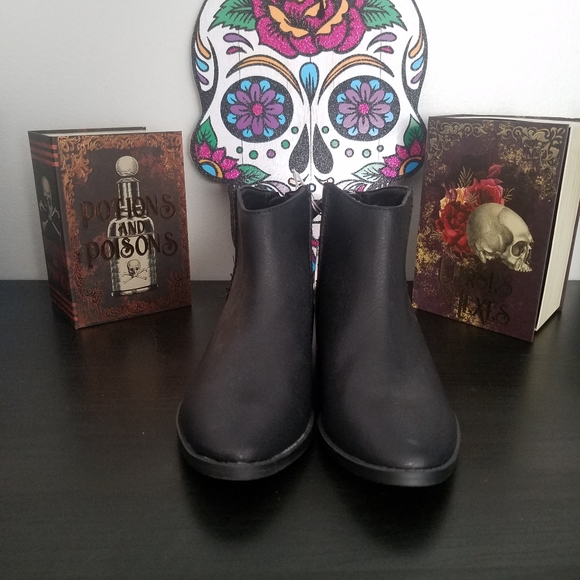 Universal thread ankle booties - Picture 4 of 8